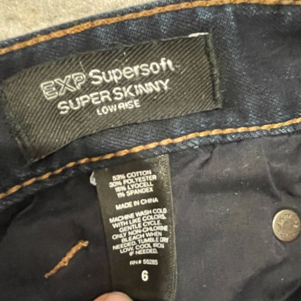 Express Super Soft Super Skinny Low Rise Blue Jean Size 6 Stretchy Dark Wash EUC - Picture 2 of 9